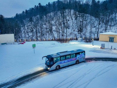 宇通電動客車寒區(qū)“破冰”：從班線轉(zhuǎn)型到旅游新篇的綠色實(shí)踐