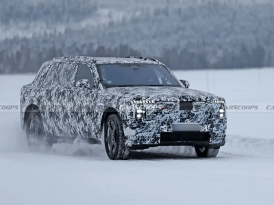 勞斯萊斯純電SUV諜照引熱議,“綠牌”成奢華電動化轉型爭議焦點