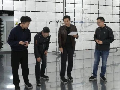 雷軍直播穿勞保鞋引關(guān)注!展示姿勢被贊曼妙 網(wǎng)友笑稱可轉(zhuǎn)行帶貨