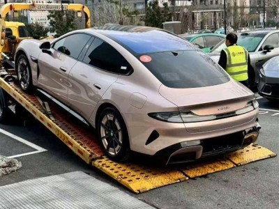 新一代小米SU7流金粉實(shí)車亮相 22.99萬起售 女性市場(chǎng)或迎新寵