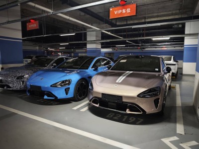 新一代小米SU7實車曝光！新增多款配色輪轂，690馬力+雙腔空懸實力升級