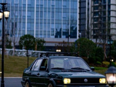 奔馳E300L三千公里實(shí)測(cè):豪華體驗(yàn)拉滿,但停車與油耗成甜蜜負(fù)擔(dān)