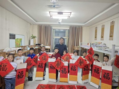 金馬賀歲春意濃 賈寶惠工作室百名小學員揮毫潑墨共慶新春