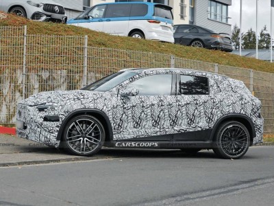 奔馳全新GLA諜照來襲！純電混動雙布局，能否撼動寶馬X1等競品地位？