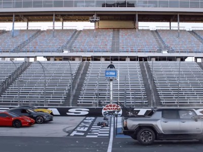 純電悍馬HUMMER EV“戲耍”超跑 直線加速顯實力還藏多功能絕技