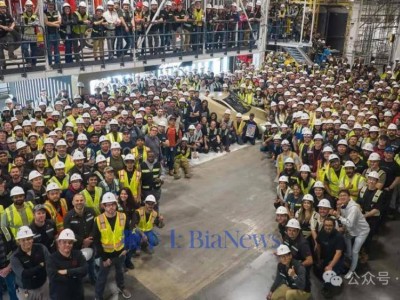 特斯拉Cybercab正式下線:無方向盤踏板設計,或開啟無人駕駛新篇章