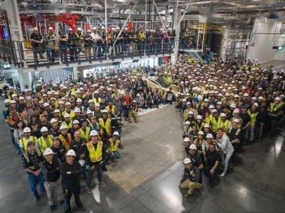 特斯拉Cybercab量產首臺下線 得州工廠開啟無方向盤自動駕駛新篇章