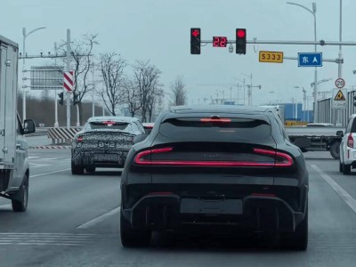 小米YU7 GT無偽裝路試諜照來襲！全黑車身配紅點綴 極速300km/h上半年發布