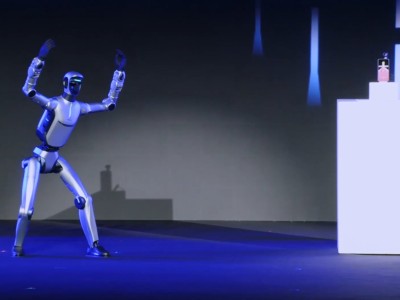 榮耀機器人手機亮相！CEO：將賦予手機“大腦”和“手腳”