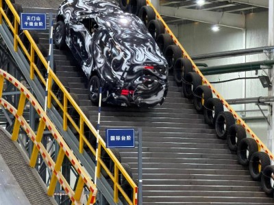 仰望新車挑戰天門山陡坡:精準控制技術助力如履平地