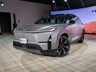 豐田漢蘭達純電版登場：續(xù)航空間有亮點，33萬起售能贏國產(chǎn)對手嗎？