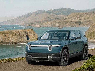 美新勢力Rivian中型電動SUV R2交付開啟：性能版率先登場，多版本配置豐富