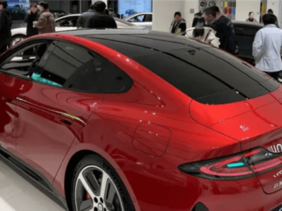 新小米SU7上市首日人氣爆棚！試駕預(yù)約火爆，銷售：定制款最快4月可提車