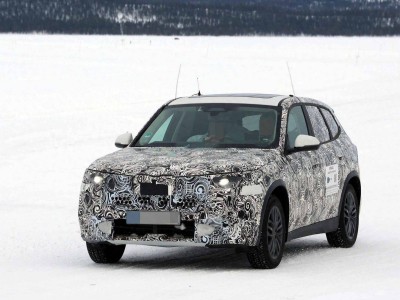 寶馬X1冬測諜照來襲！外觀內飾煥新顏，純電版或明年亮相引期待