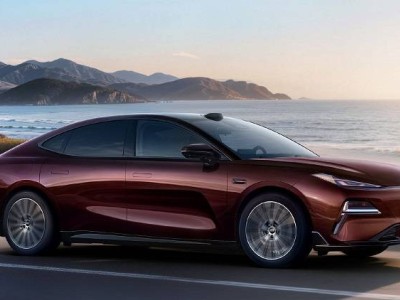 吉利銀河星耀8預(yù)售開啟，中大型轎車對標(biāo)A6L，低價(jià)高配攪動(dòng)市場格局