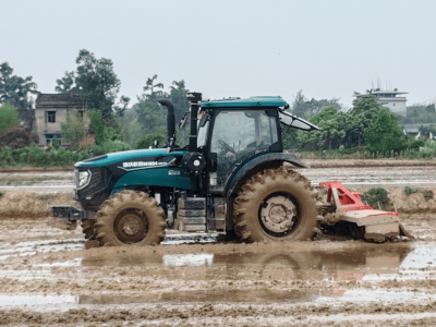 北斗導航助力春耕！瀘縣玉蟾街道無人駕駛拖拉機高效作業(yè)成“新寵”