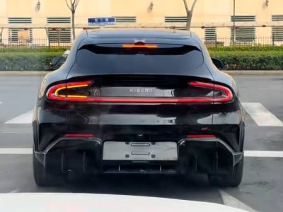 小米YU7 GT實車曝光：轉向燈剎車燈煥新，超千匹馬力性能拉滿