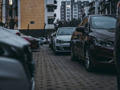 電瓶沒(méi)電別抓瞎!新手實(shí)操5分鐘搭電救車,輕松化解上班危機(jī)