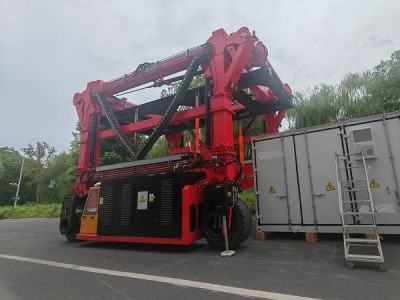 油電混動(dòng)跨運(yùn)車：動(dòng)力隨心切換，滿足多元作業(yè)環(huán)保經(jīng)濟(jì)雙需求