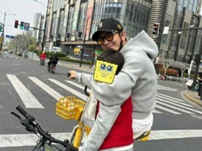 黃曉明帶兒子騎行引熱議，未注意交規(guī)公開(kāi)致歉，育兒路上敲響警鐘