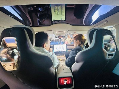 新款小米SU7驚艷齊魯春季車展，科技感外觀成焦點引車友熱議圍觀