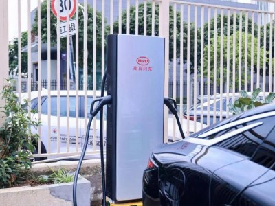 比亞迪開放免費閃充：重塑車圈補能格局，理想蔚來如何接招？