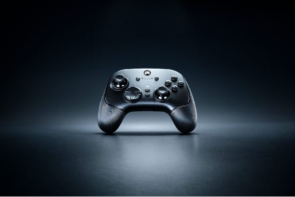 圖片包含 室內, 桌子, 控制, 電話 AI 生成的內容可能不正確。