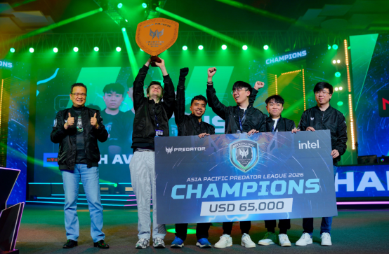 一群人站在臺上 AI 生成的內容可能不正確。