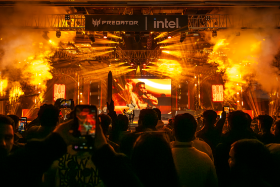 燈光下的人群 AI 生成的內容可能不正確。