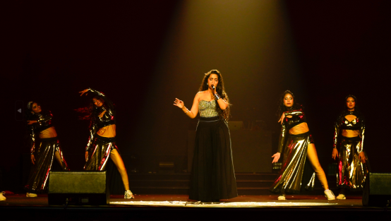 圖片包含 站, 女人, 男人, 一對 AI 生成的內容可能不正確。