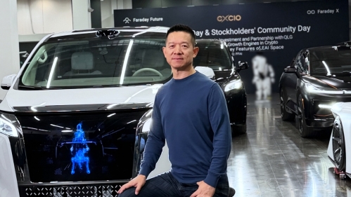 男人站在汽車旁邊

AI 生成的內容可能不正確。