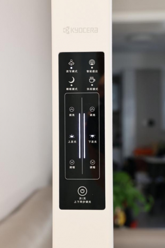 遙控器放在桌子上的手機 中度可信度描述已自動生成