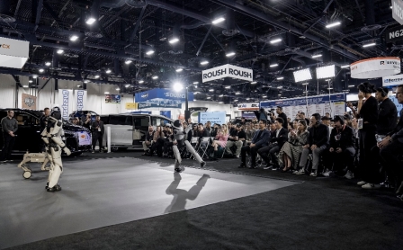 人們?cè)诳磁_(tái)上的人在廣場(chǎng)上
AI 生成的內(nèi)容可能不正確。