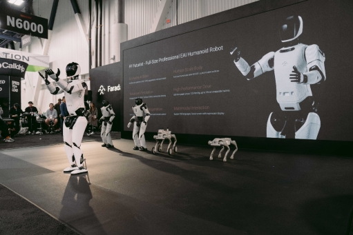 人們?cè)诳磁_(tái)上的人在路上走
AI 生成的內(nèi)容可能不正確。